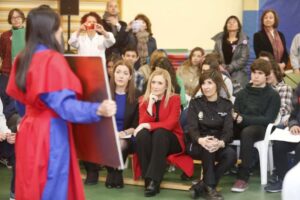 CIFUENTES MANTIENE UN ENCUENTRO CON ALUMNOS DE EDUCACIÓN SECUNDARIA QUE PARTICIPAN EN LOS TALLERES “EDUCAR EN IGUALDAD” La presidenta de la Comunidad de Madrid, Cristina Cifuentes, mantiene un encuentro con alumnos de secundaria del Instituto Gregorio Marañón, que hoy participan en los talleres “Educar en Igualdad”, una iniciativa que desarrolla la Consejería de Políticas Sociales y Familia, en colaboración con la Consejería de Educación, para promocionar y sensibilizar a los jóvenes sobre la igualdad de oportunidades entre hombres y mujeres, con el objetivo de prevenir posibles situaciones de desigualdad en la etapa adulta. Este encuentro se produce en el marco de las actividades organizadas con motivo del Día Internacional de la Mujer.  Foto: D.Sinova / Comunidad de Madrid