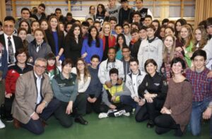 CIFUENTES MANTIENE UN ENCUENTRO CON ALUMNOS DE EDUCACIÓN SECUNDARIA QUE PARTICIPAN EN LOS TALLERES “EDUCAR EN IGUALDAD” La presidenta de la Comunidad de Madrid, Cristina Cifuentes, mantiene un encuentro con alumnos de secundaria del Instituto Gregorio Marañón, que hoy participan en los talleres “Educar en Igualdad”, una iniciativa que desarrolla la Consejería de Políticas Sociales y Familia, en colaboración con la Consejería de Educación, para promocionar y sensibilizar a los jóvenes sobre la igualdad de oportunidades entre hombres y mujeres, con el objetivo de prevenir posibles situaciones de desigualdad en la etapa adulta. Este encuentro se produce en el marco de las actividades organizadas con motivo del Día Internacional de la Mujer.  Foto: D.Sinova / Comunidad de Madrid