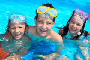 Niños en la piscina