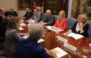 CIFUENTES ASISTE A UNA REUNIÓN EN EL MINISTERIO DE FOMENTO SOBRE LA OPERACIÓN CHAMARTÍN La presidenta de la Comunidad de Madrid, Cristina Cifuentes, asiste a una reunión en el Ministerio de Fomento sobre la operación Chamartín junto a la ministra Ana Pastor. Foto: D. Sinova / Comunidad de Madrid