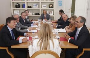 CIFUENTES SE REÚNE CON LOS RECTORES DE LAS SEIS UNIVERSIDADES PÚBLICAS MADRILEÑAS La presidenta de la Comunidad de Madrid, Cristina Cifuentes, junto al consejero de Educación, Juventud y Deporte, Rafael van Grieken y la consejera de Economía, Empleo y Hacienda, Engracia Hidalgo, se reúne con los rectores de las 6 universidades públicas madrileñas -Complutense, Autónoma, Politécnica, Rey Juan Carlos, Carlos III y Alcalá- en vísperas del comienzo del curso académico 2016/17 en el que se bajarán las tasas universitarias por segundo año consecutivo. Foto: D.Sinova / Comunidad de Madrid