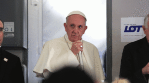 Papa Francisco en el avión de regreso de Cracovia a Roma 1