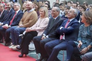 CIFUENTES RECIBE A LOS DEPORTISTAS QUE HAN PARTICIPADO EN LOS JUEGOS DE RÍO La presidenta de la Comunidad de Madrid, Cristina Cifuentes, acompañada por el consejero de Educación, Juventud y Deporte, Rafael van Grieken, recibe a los deportistas madrileños y relacionados con Madrid que participaron en los Juegos Olímpicos y Paralímpicos de Río y entrega las becas de la Fundación Madrid por el deporte, que este año ascienden a 150.000 euros.  Foto: D.Sinova / Comunidad de Madrid