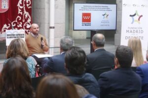 CIFUENTES RECIBE A LOS DEPORTISTAS QUE HAN PARTICIPADO EN LOS JUEGOS DE RÍO La presidenta de la Comunidad de Madrid, Cristina Cifuentes, acompañada por el consejero de Educación, Juventud y Deporte, Rafael van Grieken, recibe a los deportistas madrileños y relacionados con Madrid que participaron en los Juegos Olímpicos y Paralímpicos de Río y entrega las becas de la Fundación Madrid por el deporte, que este año ascienden a 150.000 euros.  Foto: D.Sinova / Comunidad de Madrid