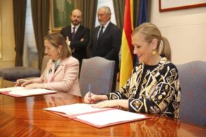 CIFUENTES FIRMA LA ADHESIÓN DE LA COMUNIDAD DE MADRID AL PLAN ESTATAL DE AYUDAS AL ALQUILER La presidenta de la Comunidad de Madrid, Cristina Cifuentes, suscribe con la ministra de Fomento, Ana Pastor, el convenio de adhesión de la Comunidad de Madrid al Plan Estatal de Ayudas al alquiler.  Foto: D.Sinova / Comunidad de Madrid