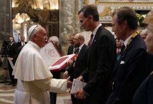 Premio-Carlomagno Felipe-VI_Papa-Francisco_entrega-