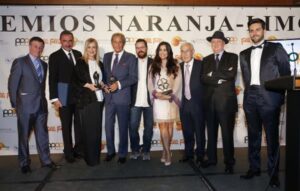 CIFUENTES RECIBE EL PREMIO NARANJA ESPECIAL La presidenta de la Comunidad de Madrid, Cristina Cifuentes, recibe el premio Naranja especial que otorga cada año la peña periodística Primera Plana.   Foto: D.Sinova / Comunidad de Madrid