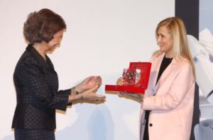 CIFUENTES CLAUSURA EL VIII CONGRESO INTERNACIONAL DE EXCELENCIA Y ENTREGA EL PREMIO EXCELENTE DE ESPAÑA A S.M. LA REINA DOÑA SOFÍA  La presidenta de la Comunidad de Madrid, Cristina Cifuentes, clausura el VIII Congreso Internacional de Excelencia “La economía digital: mercados y oportunidades”, y entrega el Premio Excelente de España en la I Edición de los Premios a la Excelencia de la Persona a S.M. la Reina Doña Sofía. Estos galardones reconocen la trayectoria humana y profesional de sobresalientes personalidades que con su dedicación y trabajo han conseguido destacar en sus campos.  Nota: Los medios interesados en cubrir informativamente el acto deberán acreditarse en el departamento de Comunicación de la Casa de Su Majestad el Rey antes de las 18:00 horas del domingo 24 de abril, a través del correo electrónico comunicacion@casareal.es, indicando nombre, apellidos, DNI y medio. Los medios acreditados deberán estar en el lugar del acto 45 minutos antes del inicio del mismo.  Foto: D.Sinova / Comunidad de Madrid