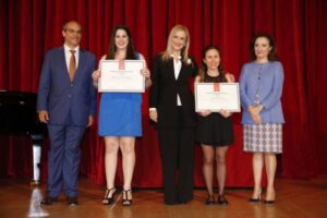 CIFUENTES ENTREGA LOS PREMIOS EXTRAORDINARIOS DE ESO, BACHILLERATO Y FP La presidenta de la Comunidad de Madrid, Cristina Cifuentes, acompañada del consejero de Educación, Juventud y Deporte, Rafael van Grieken, entrega los Premios Extraordinarios de Educación Secundaria Obligatoria, Bachillerato y Formación Profesional. Más de 3.500 alumnos madrileños se han presentado a estos premios que tienen como objetivo reconocer el mérito y el esfuerzo en las diferentes etapas educativas.  Foto: D. Sinova / Comunidad de Madrid