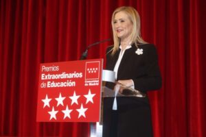 CIFUENTES ENTREGA LOS PREMIOS EXTRAORDINARIOS DE ESO, BACHILLERATO Y FP La presidenta de la Comunidad de Madrid, Cristina Cifuentes, acompañada del consejero de Educación, Juventud y Deporte, Rafael van Grieken, entrega los Premios Extraordinarios de Educación Secundaria Obligatoria, Bachillerato y Formación Profesional. Más de 3.500 alumnos madrileños se han presentado a estos premios que tienen como objetivo reconocer el mérito y el esfuerzo en las diferentes etapas educativas.  Foto: D. Sinova / Comunidad de Madrid