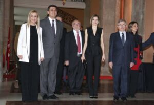 CIFUENTES EN EL ACTO DE ENTREGA DE LA XXXVIII EDICIÓN DE LOS PREMIOS SM DE LITERATURA INFANTIL Y JUVENIL EL BARCO DE VAPOR Y GRAN ANGULAR La presidenta de la Comunidad de Madrid, Cristina Cifuentes, asiste, junto a SM la Reina Letizia, a los Premios SM de Literatura Infantil y Juvenil El Barco De Vapor y Gran Angular. Estos premios son los más prestigiosos de nuestro país, siempre con la misma finalidad que tuvieron desde su creación: fomentar la lectura y el conocimiento entre los niños y jóvenes. Los premios SM de Literatura Infantil y Juvenil El Barco de Vapor y Gran Angular se crearon en 1978 por la Fundación SM.  Foto: D.Sinova / Comunidad de Madrid