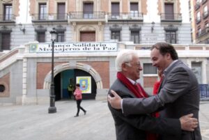 MADRID. 30 de diciembre. TABOADA ENTREGA A LA ONG MENSAJEROS DE LA PAZ ALIMENTOS DONADOS POR PRODUCTORES DE LA MARCA M  El consejero de Medio Ambiente, Administración Local y Ordenación del Territorio, Jaime González Taboada, hará entrega al Padre Ángel de la ONG Mensajeros de la Paz de un lote de productos de la Marca M donados desinteresadamente por los empresarios que forman parte de este distintivo de calidad  FOTO MIGUEL BERROCAL/COMUNIDAD DE MADRID