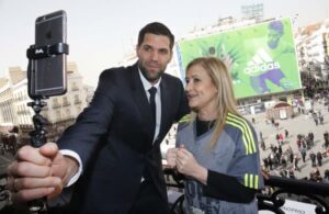 CIFUENTES RECIBE AL REAL MADRID BALONCESTO, CAMPEÓN DE LA COPA DEL REY La presidenta de la Comunidad de Madrid, Cristina Cifuentes, recibe al Real Madrid Baloncesto, el equipo madrileño que acaba de proclamarse campeón de la Copa del Rey.  Foto: D.Sinova / Comunidad de Madrid