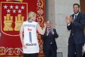 CIFUENTES RECIBE AL REAL MADRID DE BALONCESTO CAMPEÓN DE LA LIGA ENDESA 2015 – 2016 La presidenta de la Comunidad de Madrid, Cristina Cifuentes, recibe a los jugadores, cuerpo técnico y responsables del Real Madrid de Baloncesto, tras proclamarse campeones de la Liga Endesa 2015-2016.  Foto: D. Sinova / Comunidad de Madrid