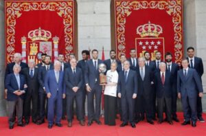 CIFUENTES RECIBE AL REAL MADRID DE BALONCESTO CAMPEÓN DE LA LIGA ENDESA 2015 – 2016 La presidenta de la Comunidad de Madrid, Cristina Cifuentes, recibe a los jugadores, cuerpo técnico y responsables del Real Madrid de Baloncesto, tras proclamarse campeones de la Liga Endesa 2015-2016.  Foto: D. Sinova / Comunidad de Madrid