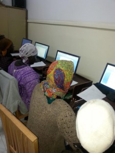 Refugiados. Población eritrea asistiendo a talleres de informática en El Cairo. Fotos Combonianos para Manos Unidas