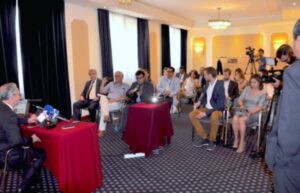 Rueda-de-prensa-de-Uribe-427x275[1]