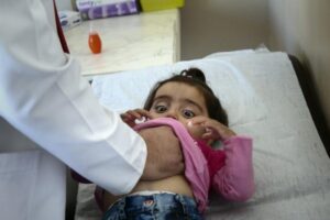 Ruta Siria. Huida.Niños sirios con heridas, problemas respiratorios, otras enfermedades… La clínica de MSF en Kilis da atención pediátrica. ANNA SURINYACH 1