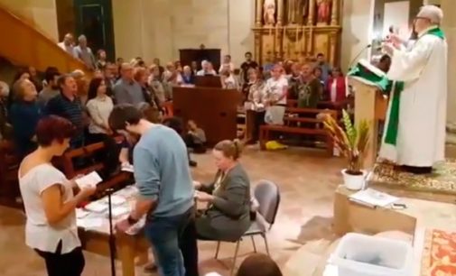 Un sacerdote escribe al párroco catalán que permitió contar votos en su parroquia