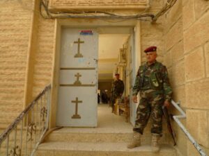Sako 5.Militar protege entrada de una iglesia en Alqosh