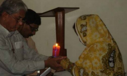 Se convierte del islam al cristianismo en Pakistán y tiene que huir junto a toda su familia