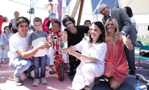 La Comunidad presenta un triciclo con portasueros para los niños que por motivos de salud ingresan en hospitales