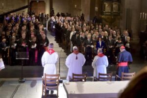 viaje-del-papa-a-suecia-el-papa-en-la-catedral-de-lund-osservatore-romano