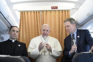 viaje-del-papa-a-suecia-salida-en-el-avion-con-los-periodistas-osservatore-romano