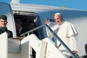 viaje-del-papa-a-suecia-salida-en-el-avion-osservatore-romano