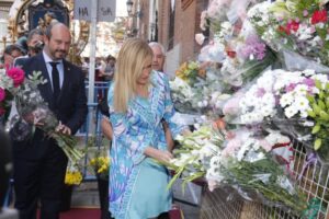 CIFUENTES ASISTE A LOS ACTOS DEL DÍA DE LA PALOMA La presidenta de la Comunidad de Madrid, Cristina Cifuentes, participa en la ofrenda floral a la Virgen de la Paloma y asiste a la misa solemne oficiada por el arzobispo de Madrid, Carlos Osoro, y al tradicional descenso del cuadro de la Virgen. Foto: D.Sinova / Comunidad de Madrid