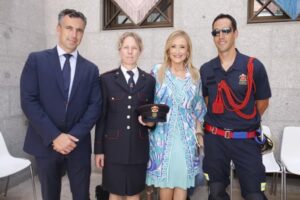 CIFUENTES ASISTE A LOS ACTOS DEL DÍA DE LA PALOMA La presidenta de la Comunidad de Madrid, Cristina Cifuentes, participa en la ofrenda floral a la Virgen de la Paloma y asiste a la misa solemne oficiada por el arzobispo de Madrid, Carlos Osoro, y al tradicional descenso del cuadro de la Virgen.  Foto: D.Sinova / Comunidad de Madrid