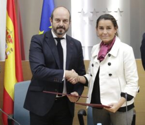 ROLLÁN FIRMA UN CONVENIO DE COLABORACIÓN CON BANKIA PARA PONER A DISPOSICIÓN DE FAMILIAS CON POCOS RECURSOS VIVIENDAS EN ALQUILER El consejero de Transportes, Infraestructuras y Vivienda, Pedro Rollán, firma un convenio que permitirá la disposición de viviendas en régimen de alquiler a familias en situación de especial necesidad Foto: D.Sinova / Comunidad de Madrid