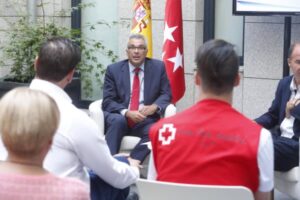 IZQUIERDO PRESENTA EL BALANCE DE LA ESCUELA DE VOLUNTARIADO DE LA COMUNIDAD DE MADRID  El consejero de Políticas Sociales y Familia, Carlos Izquierdo, presenta el balance de la Escuela de Voluntariado de la Comunidad de Madrid que, en el último año, ha contado con más de 6.300 alumnos y en la que se han impartido 2.800 horas de formación. En esta Escuela se imparten cursos relacionados con las distintas modalidades de voluntariado, todos ellos adaptados a las necesidades de la persona. El pasado año, el 8,5% de los alumnos fueron personas con discapacidad que quieren formarse para poder realizar acciones de voluntariado con personas que requieran de algún tipo de apoyo.  Foto: D.Sinova / Comunidad de Madrid