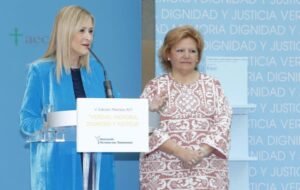 CIFUENTES RECIBE UNO DE LOS GALARDONES DE LA V EDICIÓN DEL PREMIO ‘VERDAD, MEMORIA, DIGNIDAD Y JUSTICIA’, DE LA ASOCIACIÓN VÍCTIMAS DEL TERRORISMO La presidenta de la Comunidad de Madrid, Cristina Cifuentes, recibe el Premio Mención Especial en el marco de la V Edición del premio ‘Verdad, Memoria, Dignidad y Justicia’, de la Asociación Víctimas del Terrorismo. Foto: D.Sinova / Comunidad de Madrid