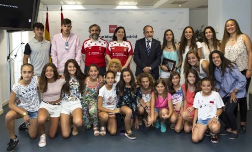 La Comunidad homenajea a las selecciones inferiores madrileñas de fútbol campeonas de España