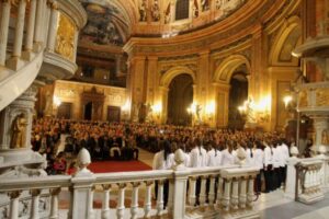 MADRID. 21 de diciembre. ANUNCIADA FERNÁNDEZ DE CÓRDOVA ASISTE AL I CONCIERTO DE NAVIDAD DE LA COMUNIDAD DE MADRID La directora de la Oficina de Cultura y Turismo, Anunciada Fernández de Córdova, y el director general de Promoción Cultural, Jaime de los Santos, asisten al Concierto de Navidad que la Comunidad de Madrid organiza por primera vez. El concierto reunirá a los tres coros de la Orquesta y Coro de la Comunidad de Madrid (Pequeños Cantores, Joven Coro y el Coro titular). En total 115 cantores ofrecerán una selección de canciones navideñas en este concierto con entrada libre hasta completar el aforo.  FOTO MIGUEL BERROCAL/COMUNIDAD DE MADRID