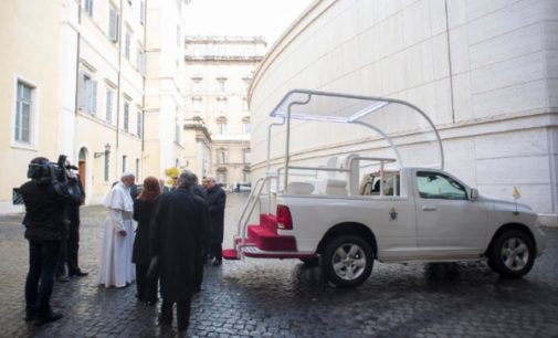 México: El pueblo regala al Papa el papamóvil de su viaje al país