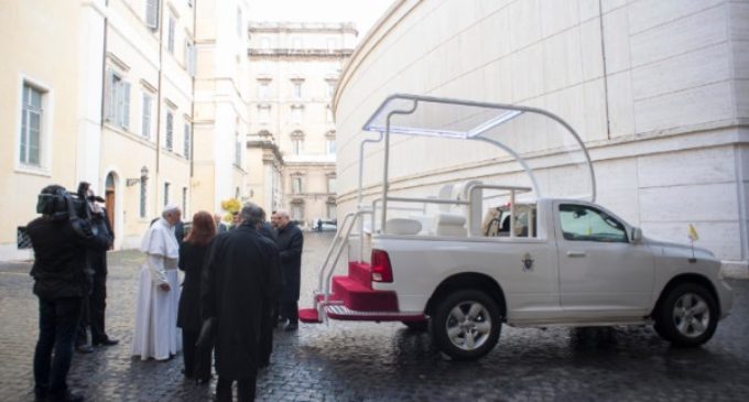 México: El pueblo regala al Papa el papamóvil de su viaje al país