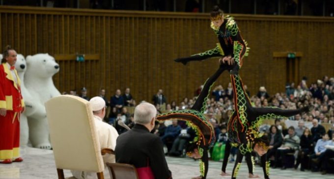 Audiencia general: El ‘Golden Circus’ de Liona Orfei actúa para el Papa