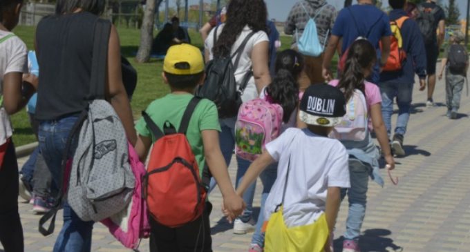 23 niños de la Cañada Real cumplirán su deseo de conocer el mar gracias a Cáritas