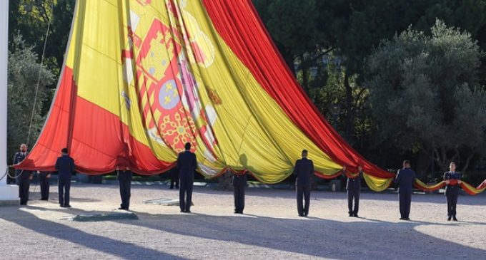 Dos centenares de civiles se suman al homenaje militar a la bandera de España en la Plaza de Colón de Madrid