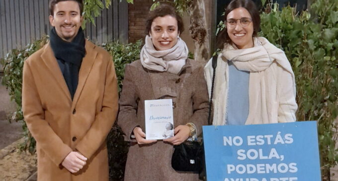 Denuncian a nueve voluntarios por rezar por el fin del aborto