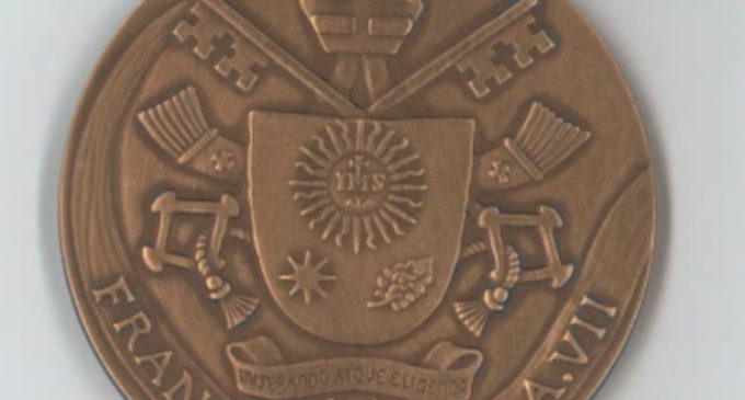 7º año de pontificado de Francisco: El Vaticano estrena una medalla