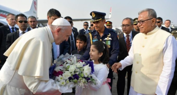 Bangladesh: Bienvenida al Papa con flores, bailes y color