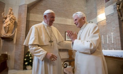 Francisco felicita la Pascua a su predecesor, Benedicto XVI