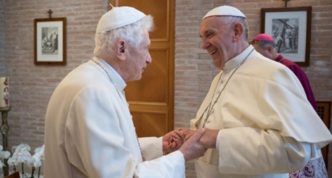 El Papa Francisco visita al Papa emérito Benedicto XVI