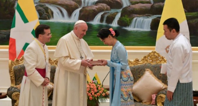 Myanmar: La charla del Papa con Aung San Suu Kyi