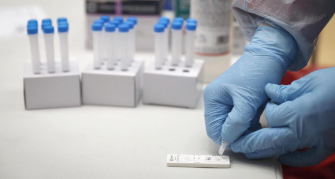 La Comunidad de Madrid activa dispositivos de test de antígenos en seis nuevas zonas básicas de salud y dos campus universitarios