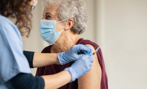 Sanidad comienza a citar a los mayores de 80 años para iniciar el jueves la vacunación contra el COVID-19 en su centro de salud