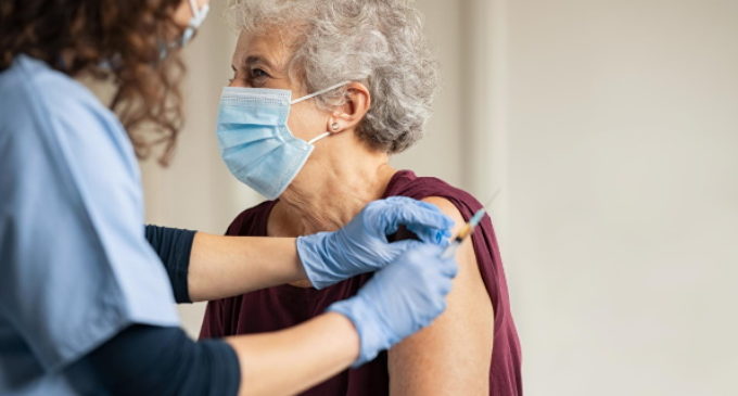 La Comunidad de Madrid autoriza la incorporación de médicos y enfermeros jubilados para ampliar la capacidad de vacunación frente al COVID-19